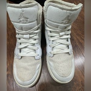 EUC children’s 6Y (fits women’s size 6.5) Nike Jordan Hightop